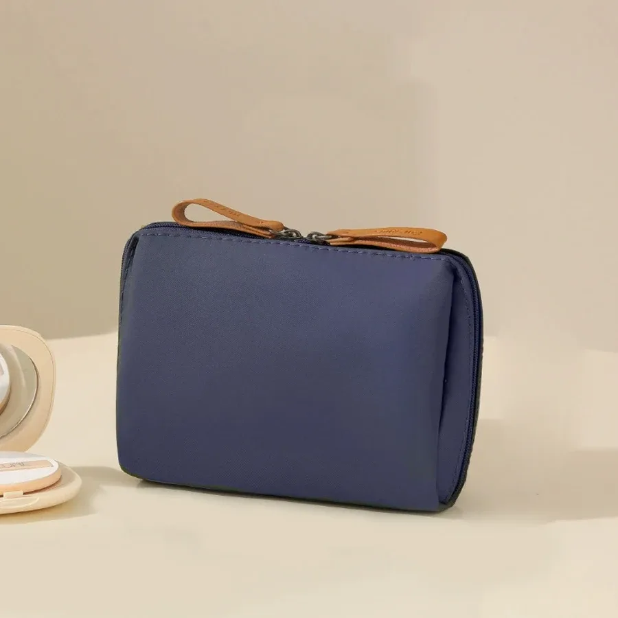 sac de maquillage portable, sac de rangement pour les essentiels quotidiens, sac de rangement multifonctionnel pour hommes et femmes, porte-monnaie léger à fermeture éclair, adapté au rouge à lèvres, au téléphone portable, aux câbles de données et aux petits objets, idéal pour une utilisation quotidienne et l'organisation en voyage.