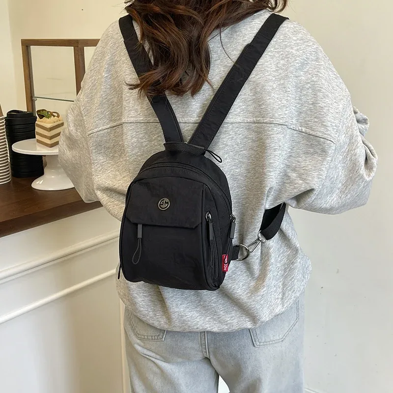 mini sac à dos en nylon multicolore, petit sac à la mode et polyvalent pour femme, sac à dos multifonctionnel pour les voyages décontractés