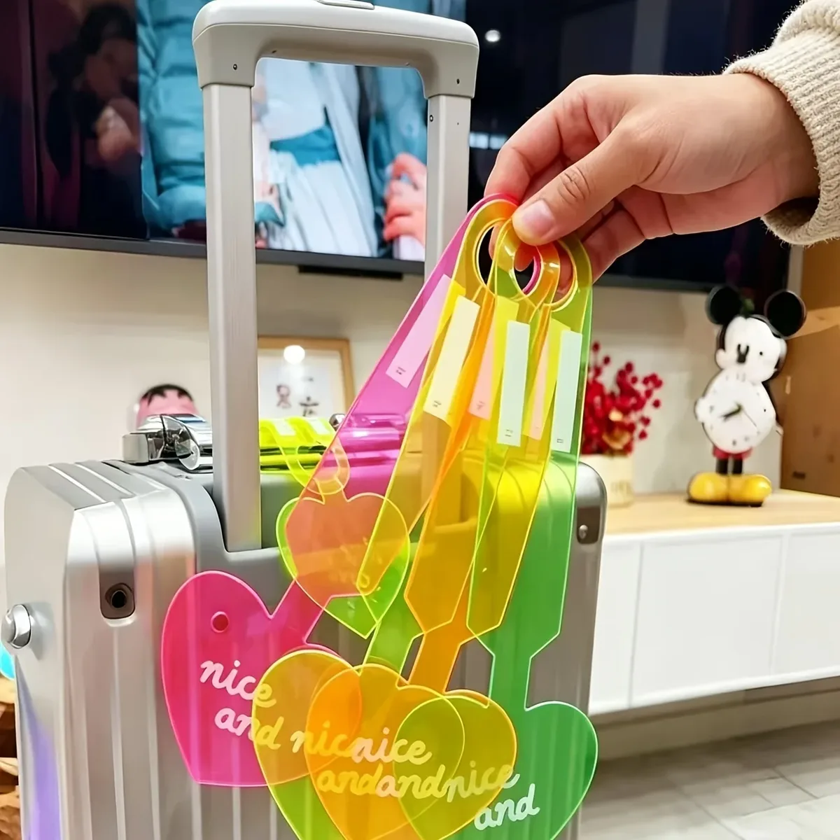 4 étiquettes à bagages en forme de cœur fluorescent, 4 couleurs assorties, étiquettes à bagages en pvc, facile à identifier pour valise de voyage.