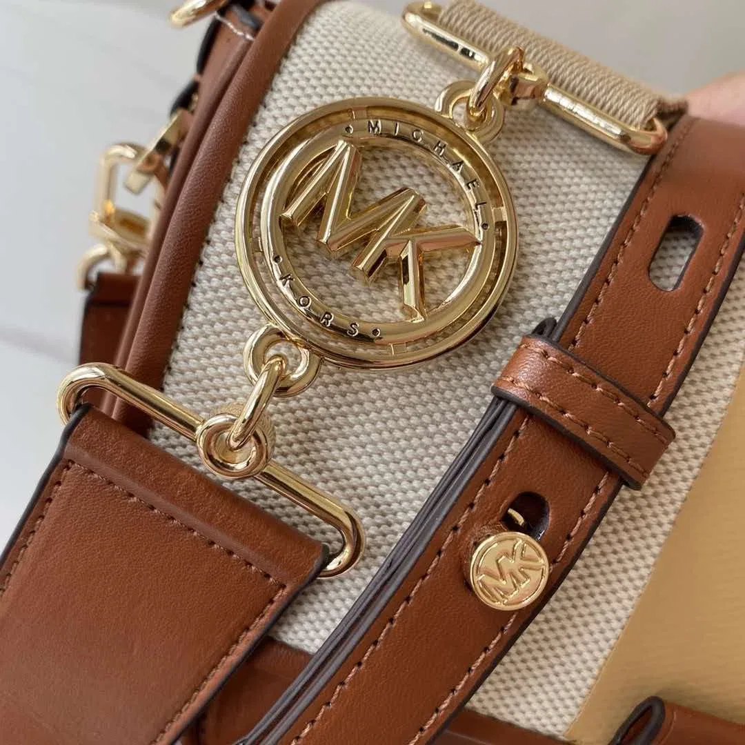 sac à cadenas mk flambant neuf de la marque michael kors, parfait pour les trajets quotidiens et les tenues de tous les jours