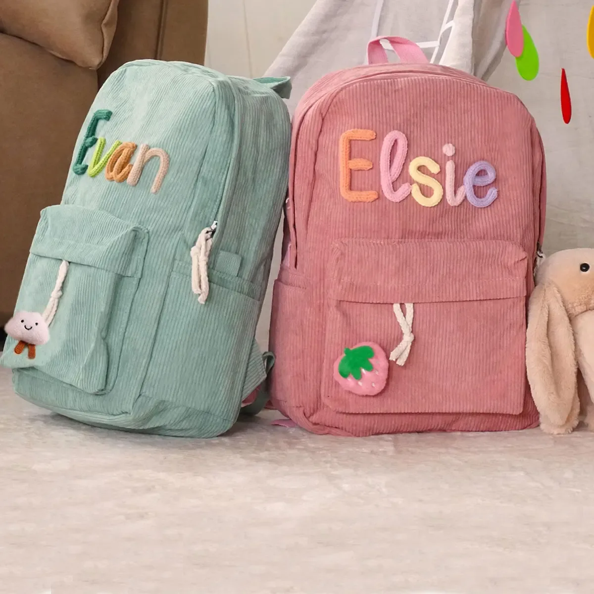 sac à dos unisexe personnalisé en velours côtelé — initiales brodées à la main, design coloré, choix de couleurs et d'accessoires