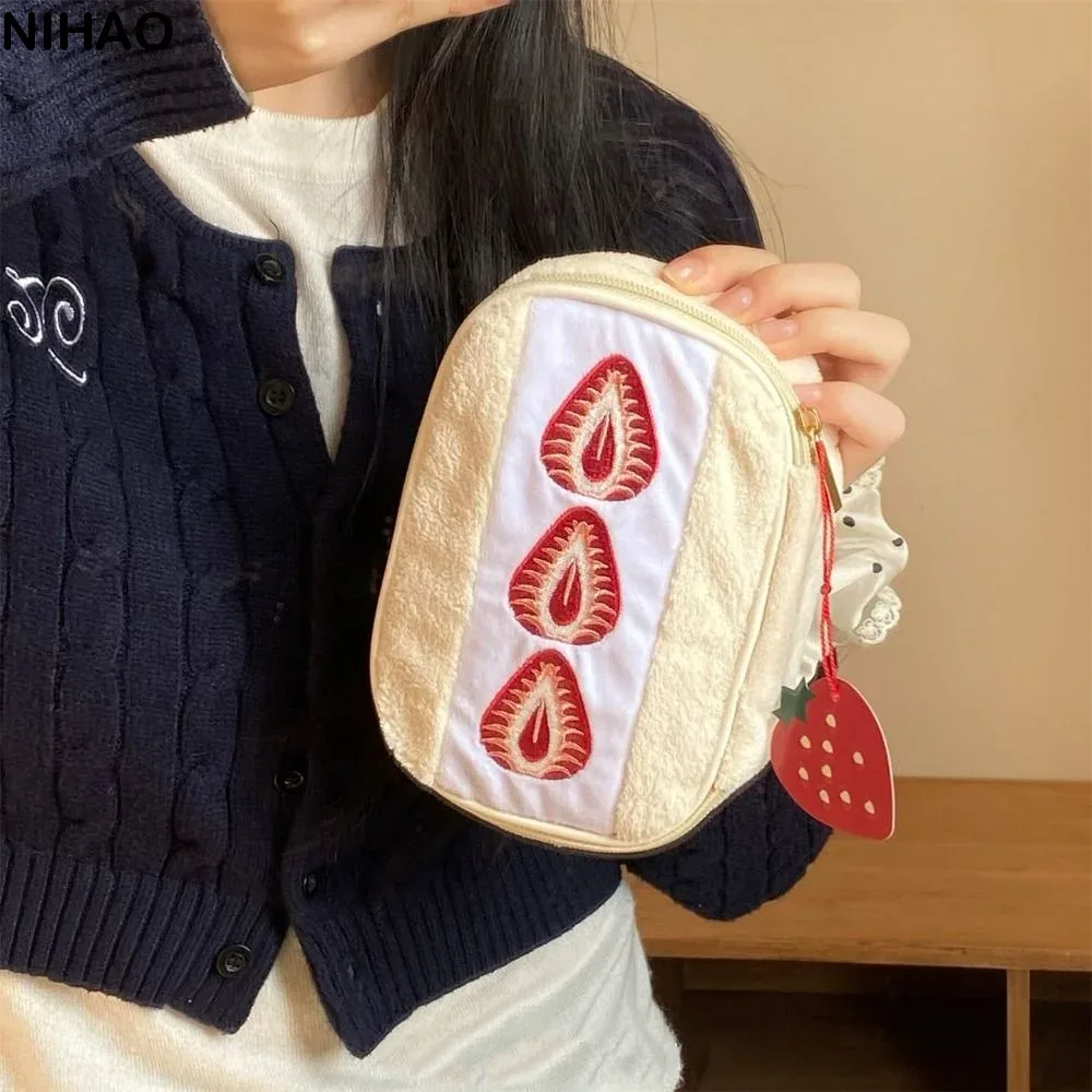 sac de maquillage en peluche fraise de grande capacité, porte-monnaie à fermeture éclair, sac à cosmétiques mignon, trousse à crayons multifonctionnelle, trousse de toilette de voyage