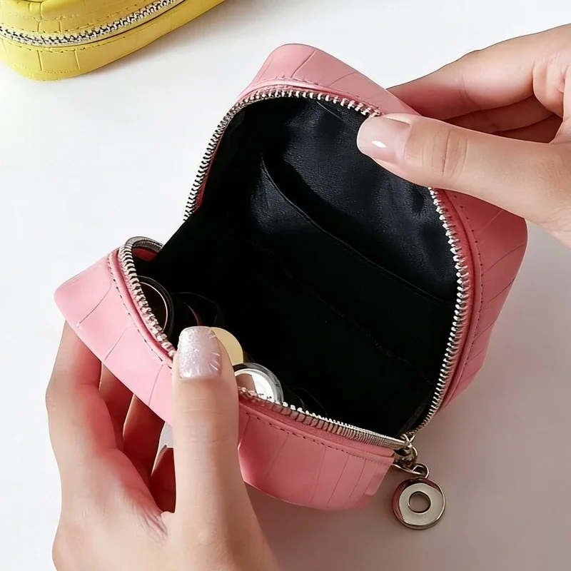 pochette de maquillage mini personnalisable avec initiales en cuir de vachette motif crocodile pour femmes, sacs à main de luxe de créateur, nouveauté 2026, organisateur de voyage