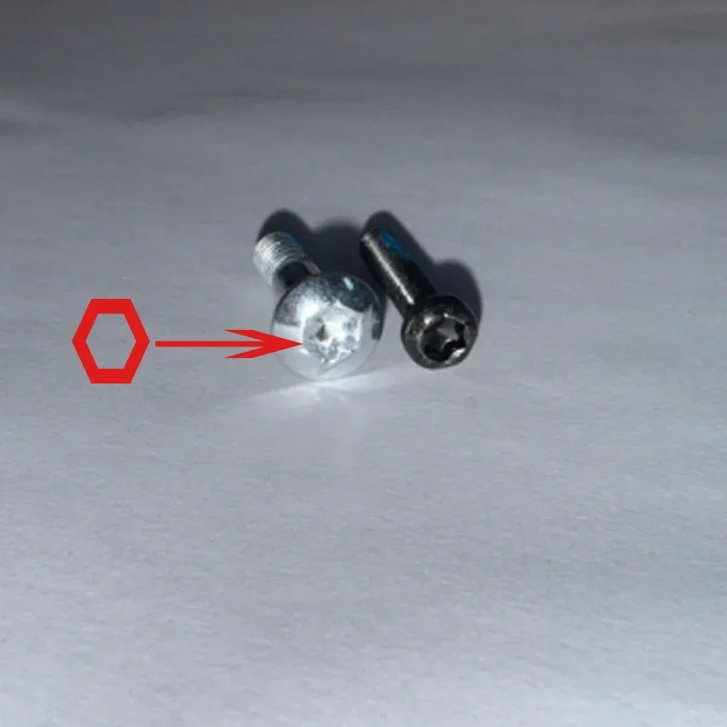 Vis et tournevis adaptés au remplacement des roues des valises Rimowa