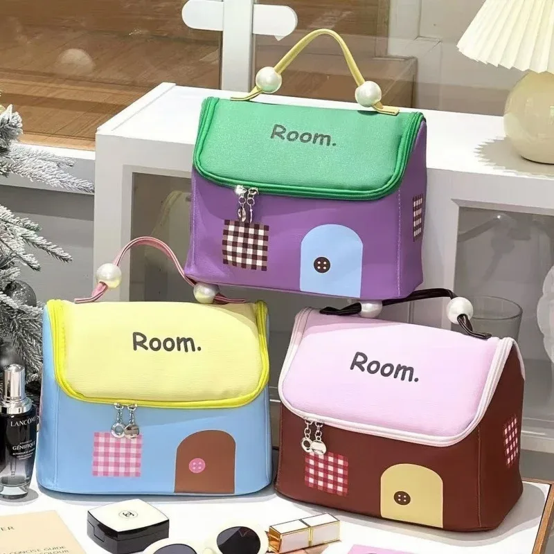 1 pièce Nouvelle mini trousse de toilette portable en forme de maison avec poignée perlée, grande capacité, élégante, pour femmes et filles, cadeaux de voyage