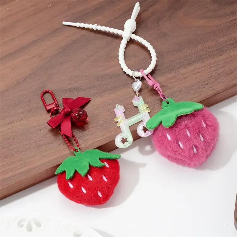 Porte-clés en peluche fraise douce, breloque pour sac à dos DIY, chaîne de téléphone, pendentif de sac, cadeau parfait pour les filles.