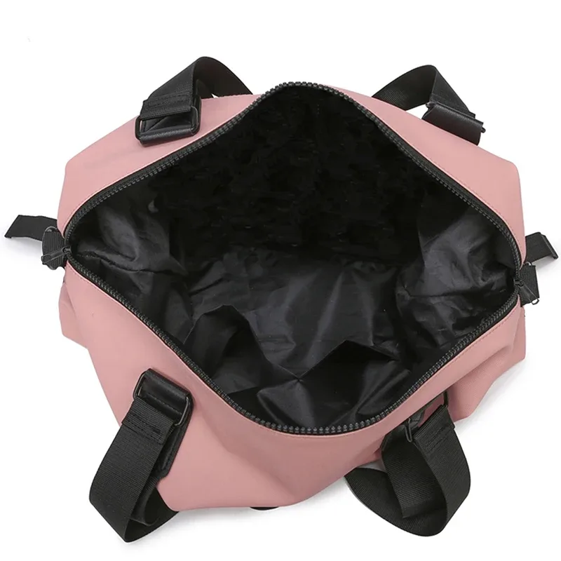 sac de sport chic avec emblème et détails pour les voyages quotidiens, élégant, multicolore, léger, polyvalent, décontracté, fonctionnel, sac de transport
