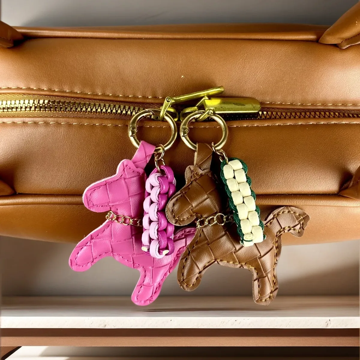 porte-clés mignon en cuir pu et breloque de sac en cuir tressé - breloque de sac mini cheval pour sac à main, sac à dos, clés de voiture - pendentif animal - cadeau