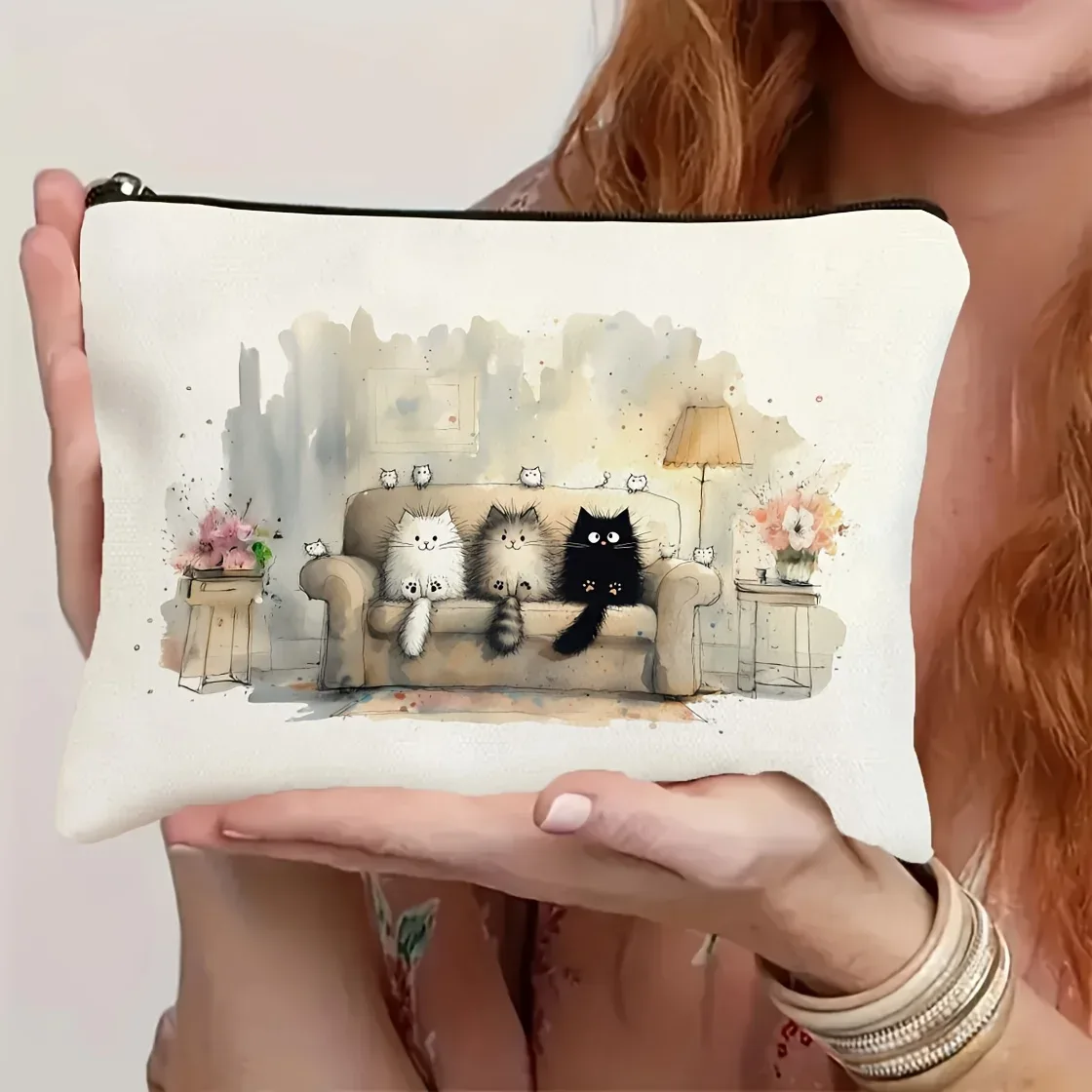 adorable trousse de maquillage imprimée chat, scène de salon confortable avec chats et détails floraux, sacs de rangement de cosmétiques et de toilette de voyage