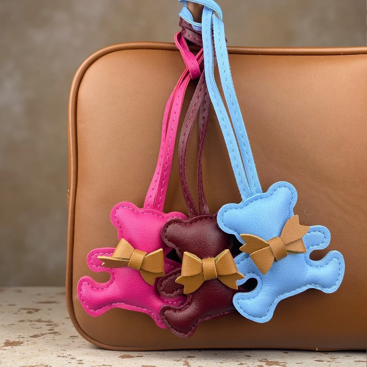 mignon porte-clés pendentif ours en cuir pu, pose câlin avec petit nœud, pour sacs à main et sacs à dos, cadeau pour femme