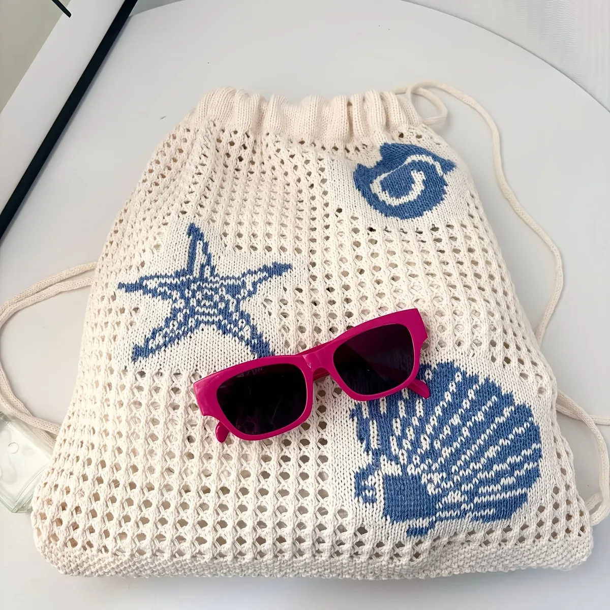 sac à dos et sac à bandoulière en maille ajourée pour femme, élégant et magnifique, un incontournable pour les vacances d'été à la plage, avec décorations en forme d'étoile de mer et de coquillages, est le sac de rangement idéal pour le football et le basketball, grande capacité et multifonctionnel, est le cadeau parfait pour les anniversaires, la saison des diplômes et la rentrée scolaire, cadeau d'anniversaire.
