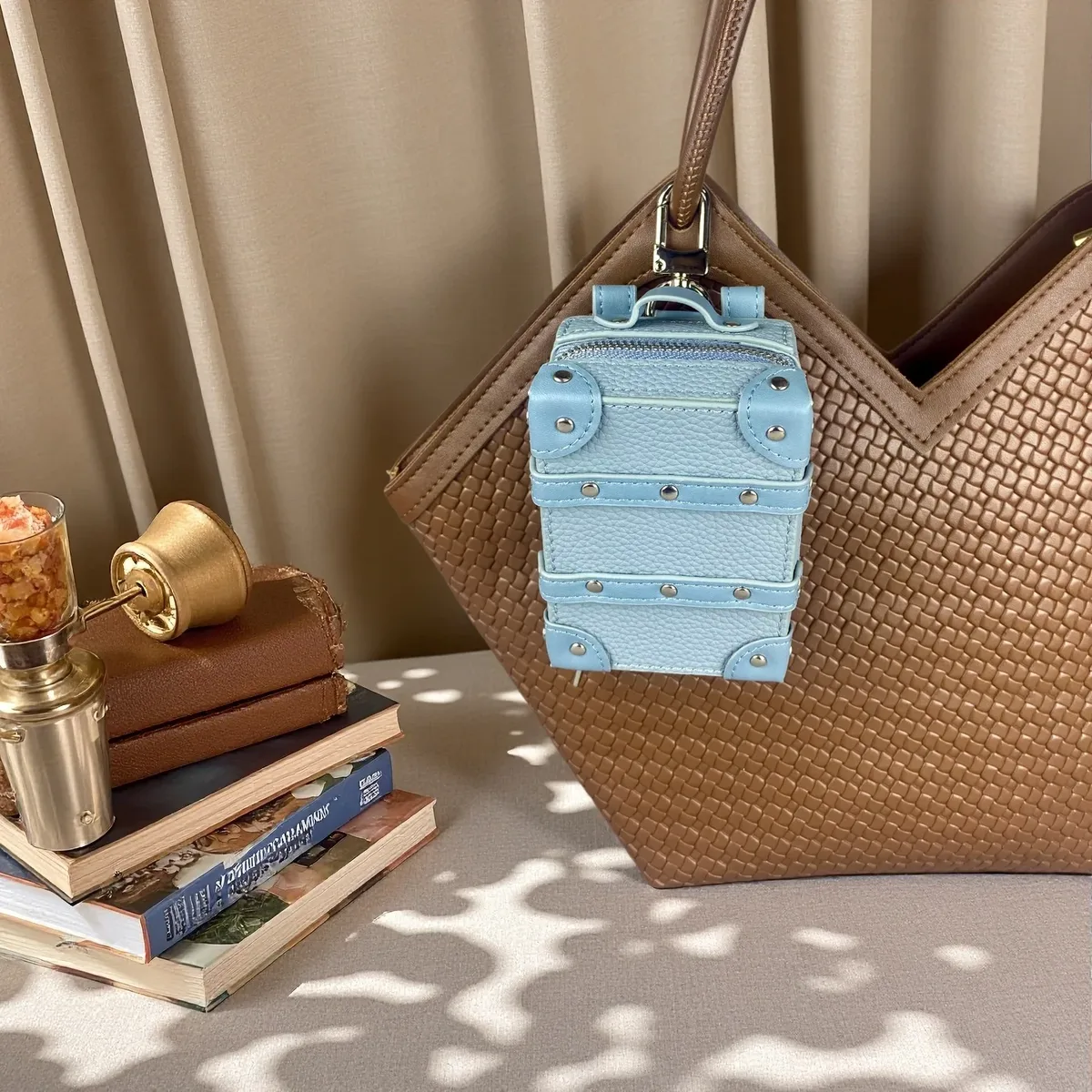 mini breloque de sac porte-clés de valise de luxe en cuir véritable – pendentif de coffre clouté avec rangement (écouteurs, clés, rouge à lèvres, pièces de monnaie)