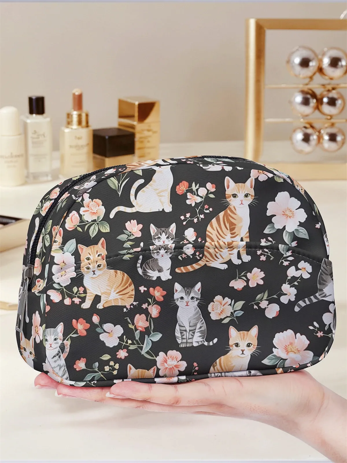 trousse de maquillage imprimée motif chat mignon, design multi-poches, trousse de toilette portable, légère, idéale pour les voyages et les sorties.