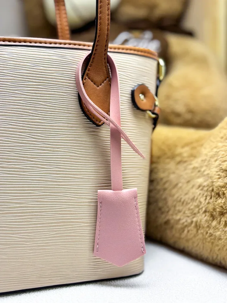 lettre personnalisable gratuite, nouveaux accessoires de sac en cuir pu, pendentif d'étiquette de bagage personnalisé multicolore, en stock pour garçons et filles