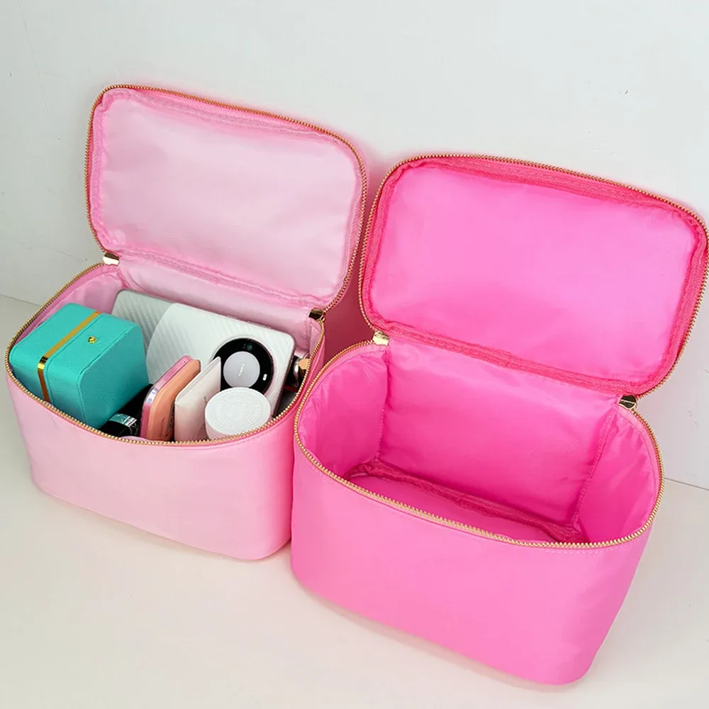 boîte de rangement imperméable en nylon couleur bonbon avec poignée, grand espace, patchs personnalisables, trousse de toilette et de maquillage pour filles pour les soirées pyjama