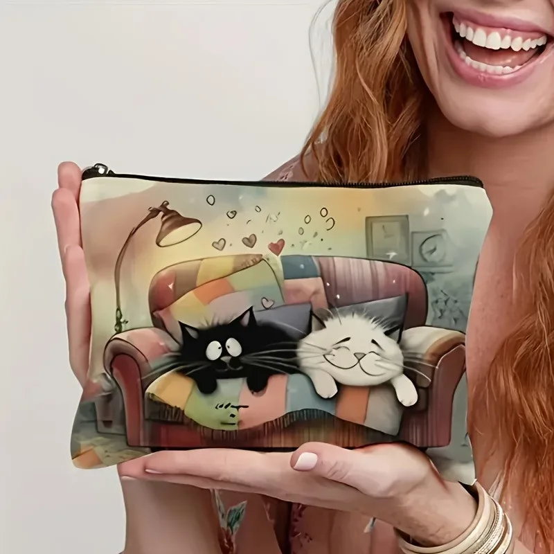 adorable trousse de maquillage imprimée chat, scène de salon confortable avec chats et détails floraux, sacs de rangement de cosmétiques et de toilette de voyage