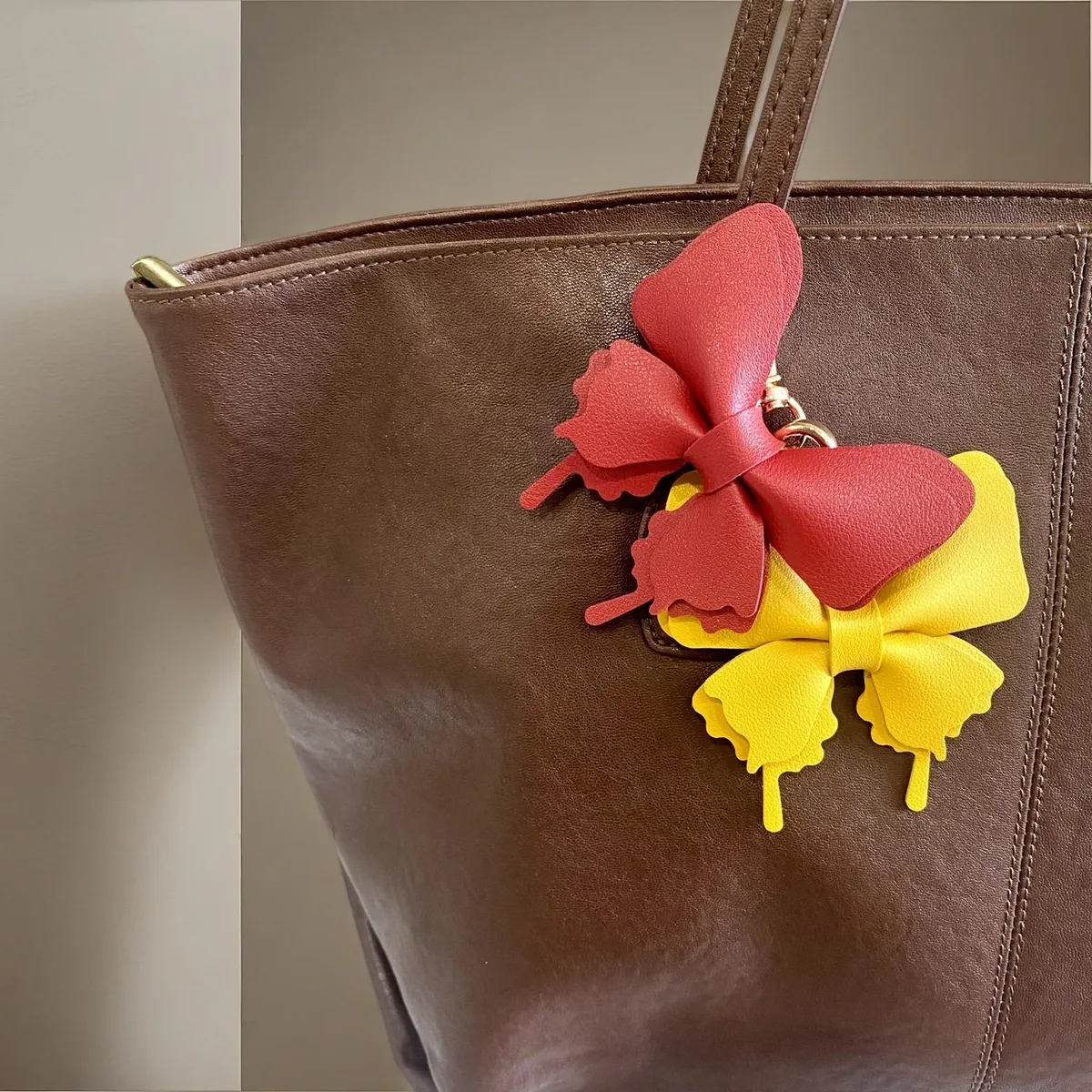 élégant porte-clés papillon en cuir pu double couche – pendentif bohème stylé pour sacs fourre-tout, sacs à bandoulière et sacs à dos pour femmes