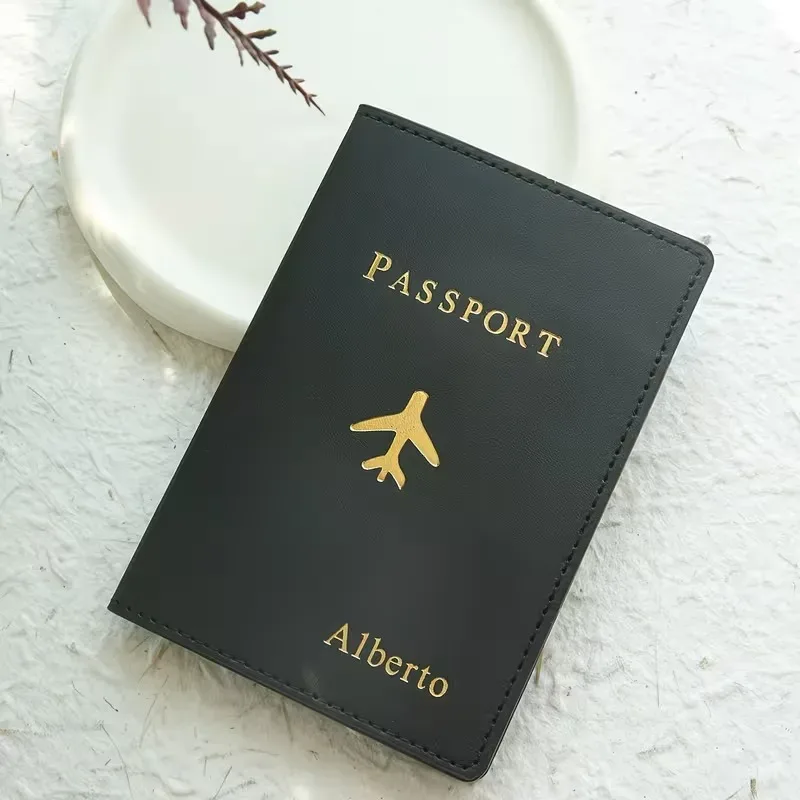 porte-passeport personnalisé avec estampage à chaud et monogramme, cet élégant accessoire de voyage est un document fait main