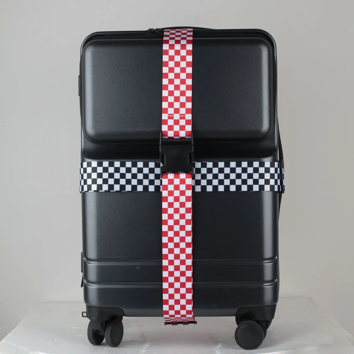 sangles de bagage en lot de 2, motif damier noir et blanc, durables et tendance, accessoires de voyage essentiels.
