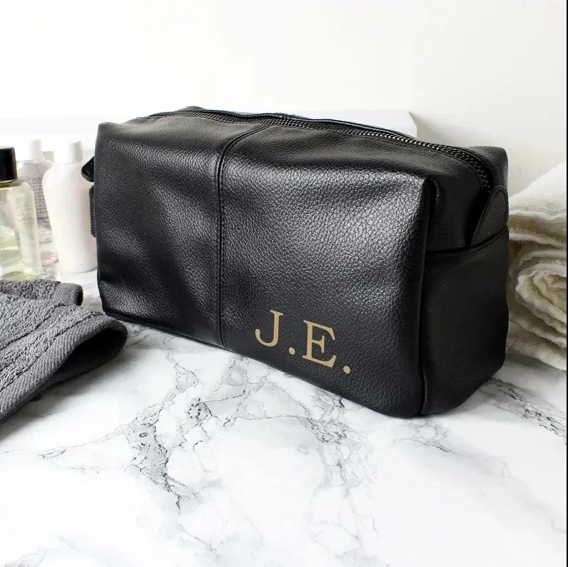 trousse de toilette monogramme doré personnalisée, cuir noir, look pour lui, groomtime, hommes, papa, bestman, père, cadeau