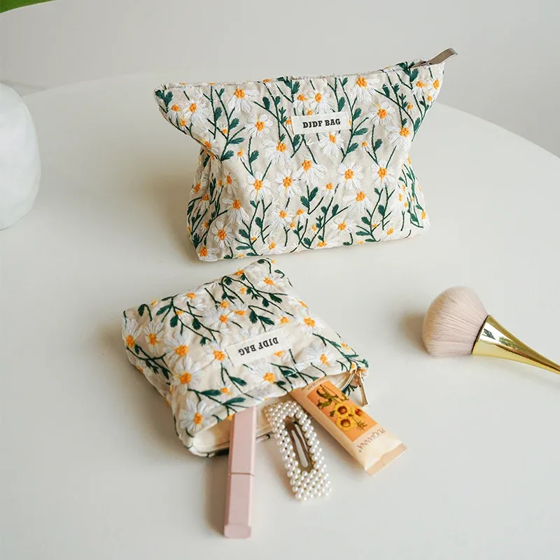 sac de maquillage pour femmes, marguerite brodée blanche, porte-monnaie portable, étui pour clés, cosmétiques, rouge à lèvres, sac de rangement, sac de doublure de banlieue ins