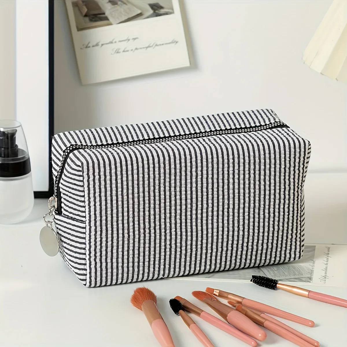 pochette de maquillage en seersucker brodée avec nom, trousse de toilette personnalisée, cadeau personnalisé pour demoiselle d'honneur, pour mariage, voyage, rangement