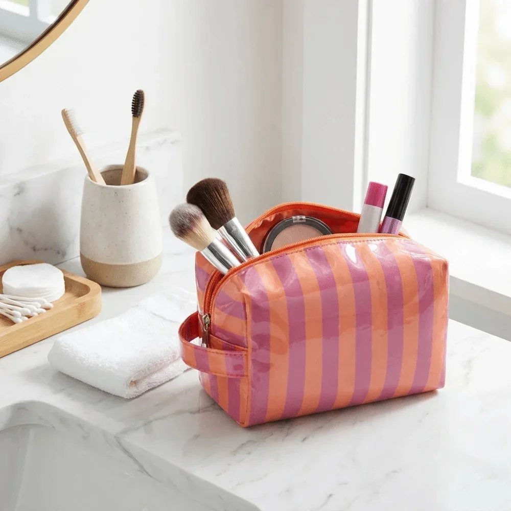 trousse de toilette rayée imperméable grande capacité en pvc rose simple et portable pour maquillage et plage