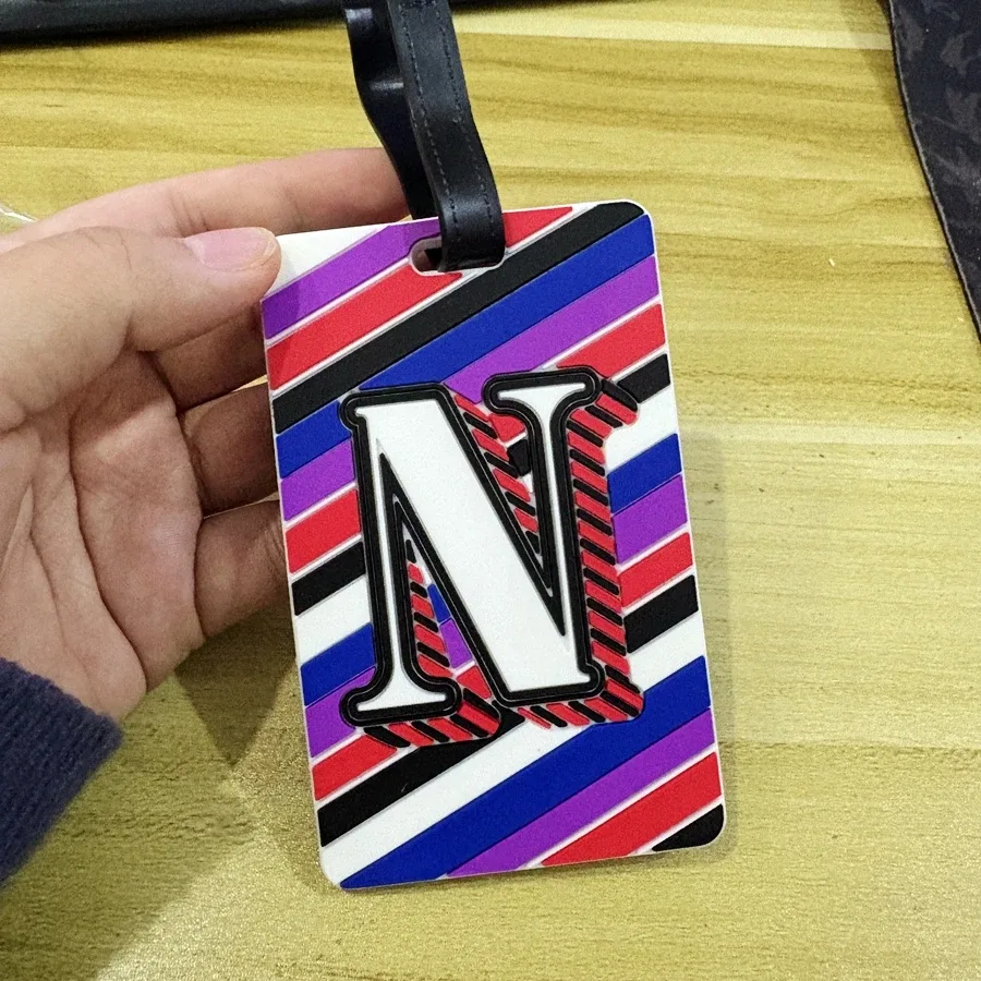 1 pièce d'étiquette de bagage avec lettre majusculale, bagages d'enregistrement pour station d'aéroport, étiquette d'identification anti-perte, suspension de bagages nécessaire