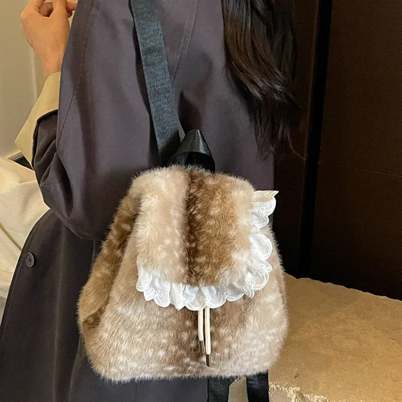 sac à dos en peluche tendance avec rabat à volants en dentelle, grande capacité, sac de voyage décontracté, sac d'école vintage, sac à dos doux et mignon pour femmes.
