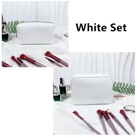 trousse de toilette personnalisée en tissu gaufré : pochette de toilette monogrammée | organisateur de voyage avec nom brodé | cadeau pour une future mariée