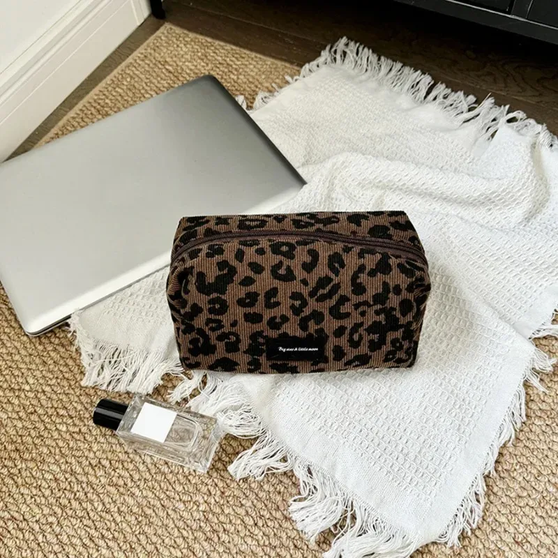 trousse de maquillage unique à imprimé léopard • pochette de rangement pour maquillage grande capacité • trousse organisatrice pour rouges à lèvres