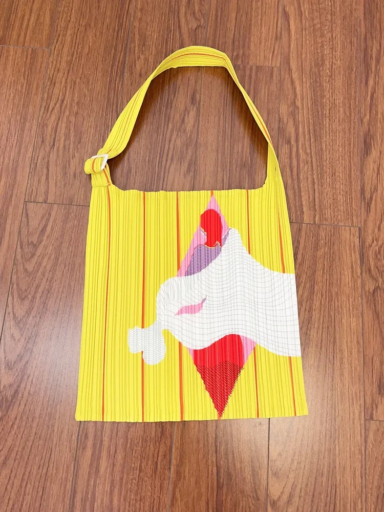 le nouveau sac à main plissé pour femme de miyake avec impression est un sac à bandoulière unique pratique pour le shopping