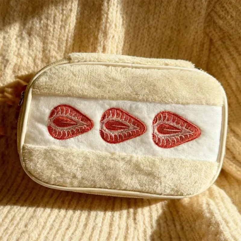 trousse de maquillage en peluche brodé fraise, sac de rangement multifonctionnel pour femme, sac à haute valeur esthétique