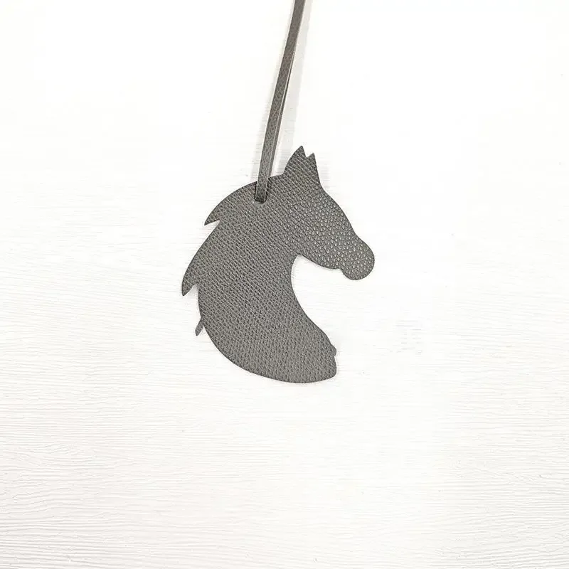 breloque de sac en cuir en forme de tête de cheval avec un design mignon et une finition soignée, parfaite pour décorer les sacs à main, les sacs à dos et les clés