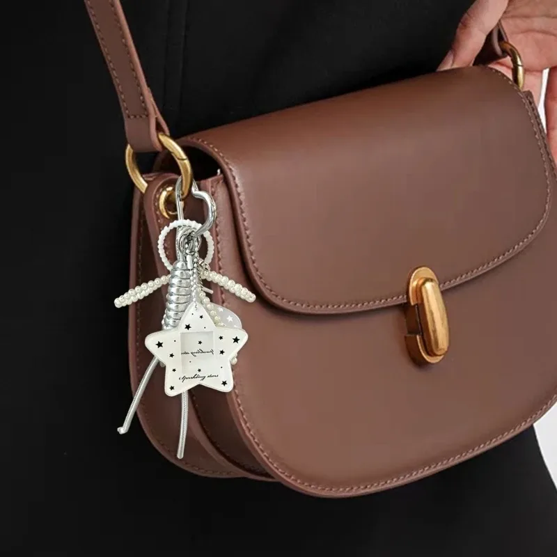 porte-clés élégant en forme d'aile avec nœuds, accessoire de sac à dos pour les fans et les amateurs de mode, avec une construction stable