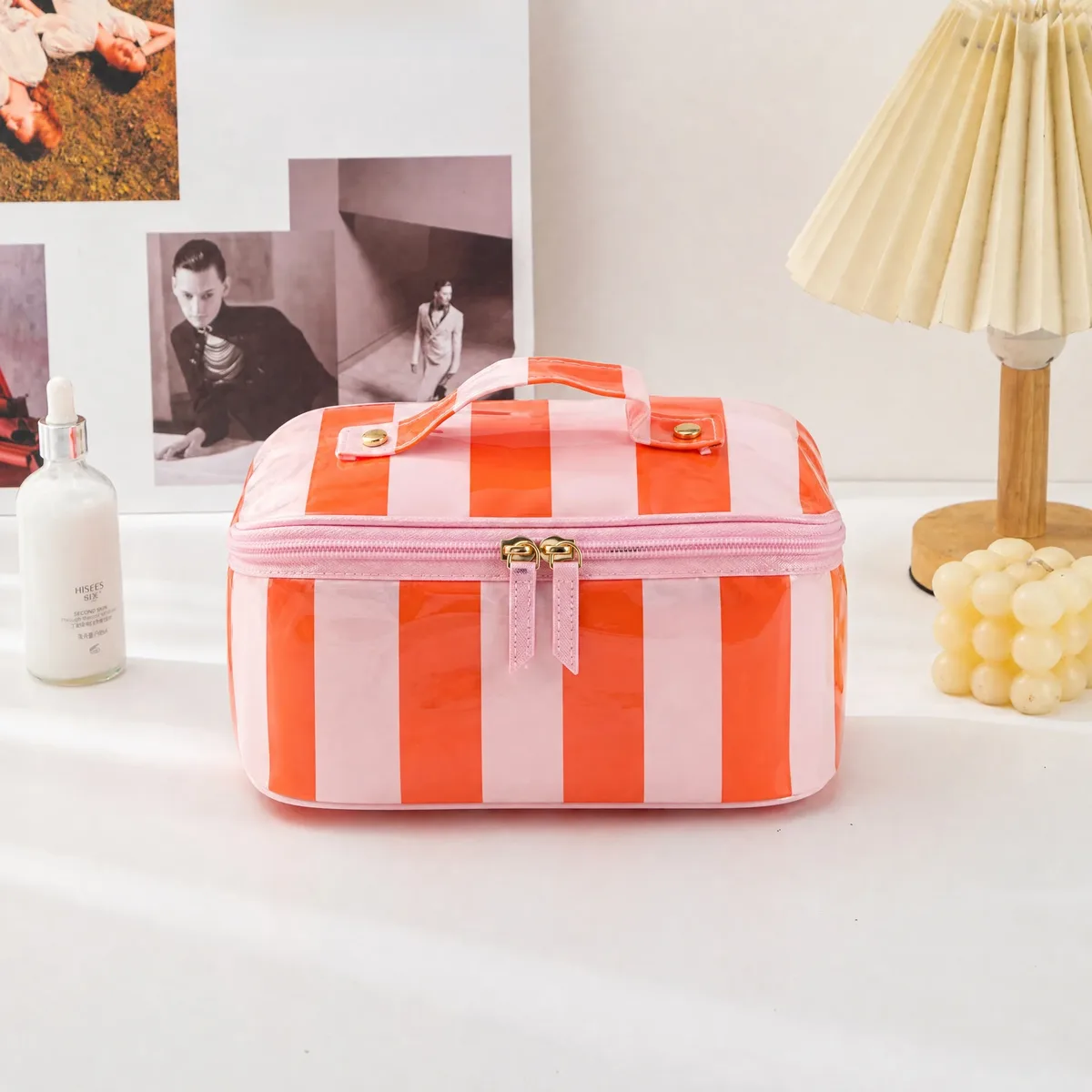 sac de voyage léger à grande capacité en pvc rayé pour cosmétiques, haute valeur esthétique, matériau intérieur oxford imperméable, triangulaire
