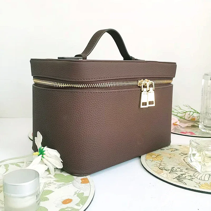 sac à cosmétiques de voyage portable de luxe avec lettres gravées pour femmes, trousse de toilette de grande capacité pour dames, trousse de maquillage en cuir avec nom personnalisé