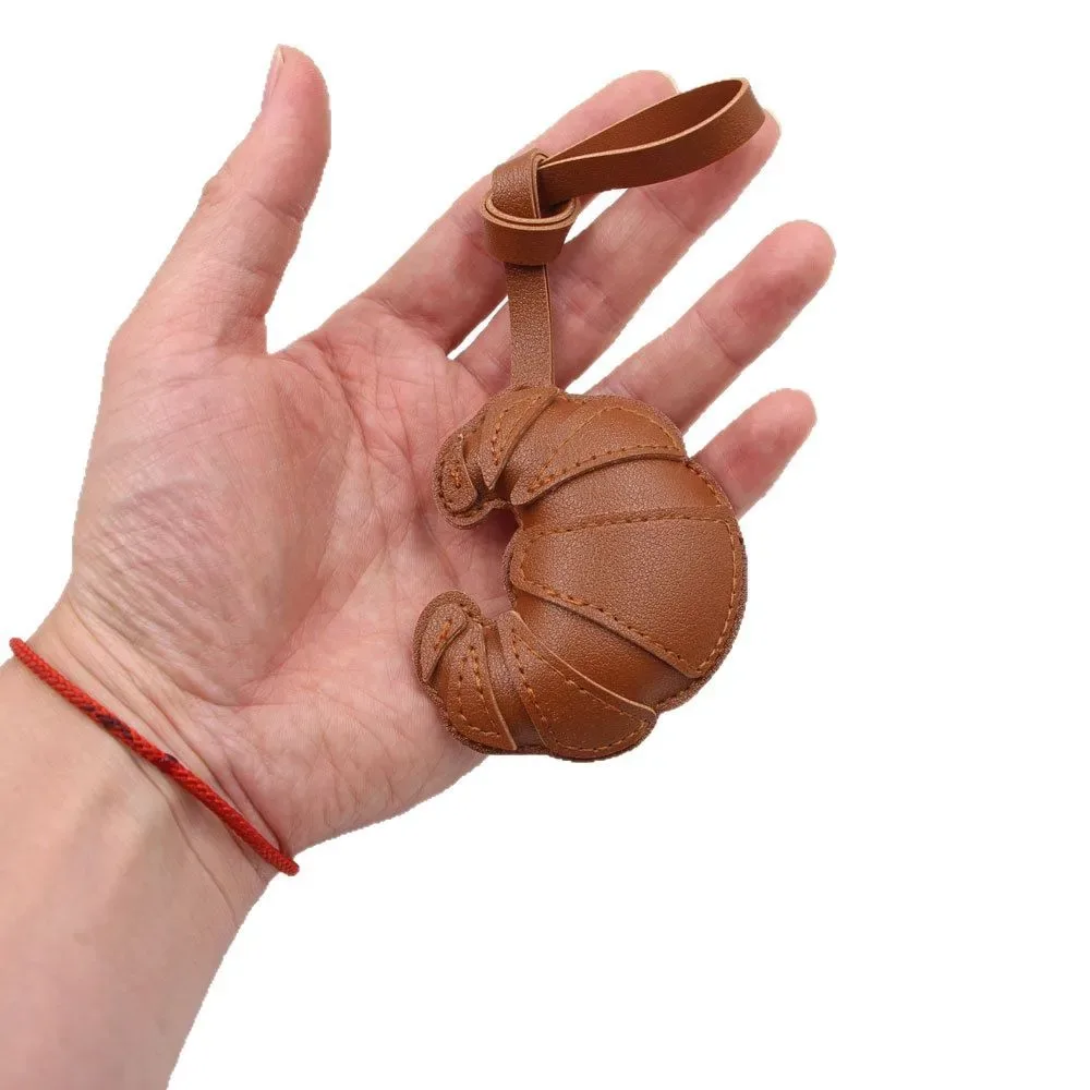 porte-clés à breloques en croissant en cuir fait à la main pour femmes, pendentif de sac à dos de nourriture mignon, cadeau de bijoux pour couple et ami