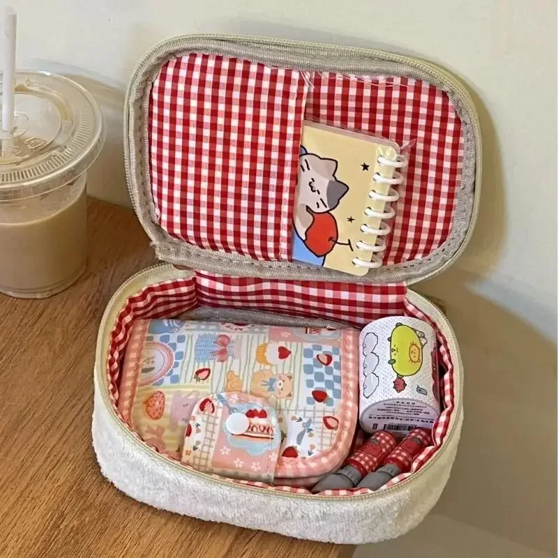 sac de rangement pour papeterie en peluche mignon en forme de fraise, pochette cosmétique duveteuse, grande capacité, trousse à crayons multifonctionnelle pour usage quotidien.