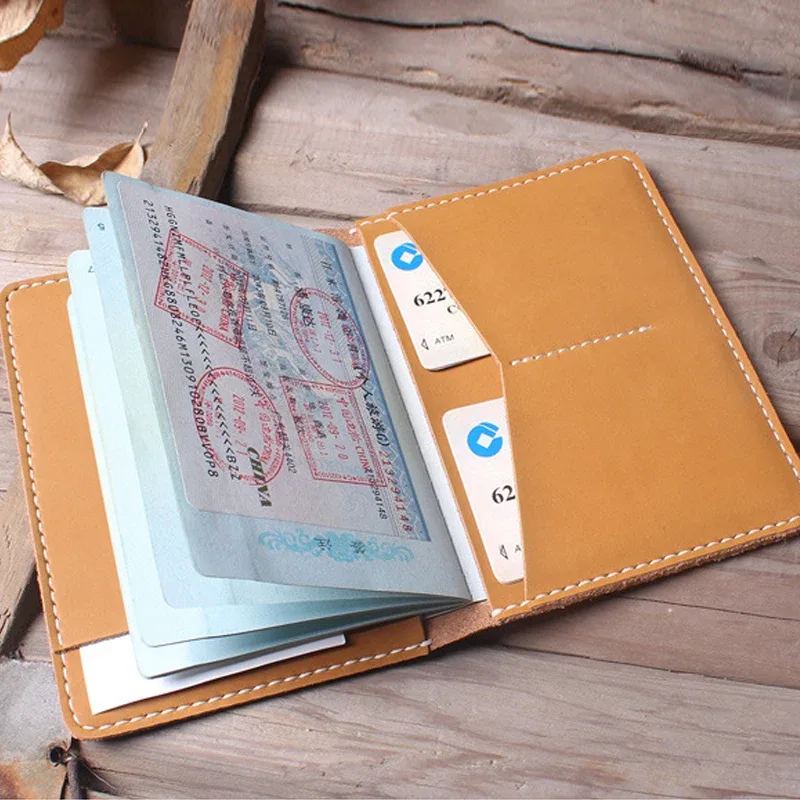 porte-passeport en cuir vintage – portefeuille de voyage bloquant rfid avec fentes pour cartes et poche d'identification, étui pour billets d'air en cuir de vache pour hommes