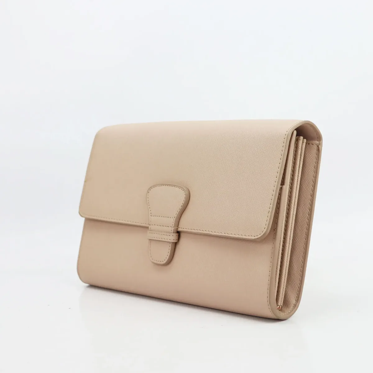 ensemble de voyage en cuir saffiano personnalisé avec monogramme, comprenant un porte-passeport en cuir, une étiquette de voyage et un portefeuille de voyage long.