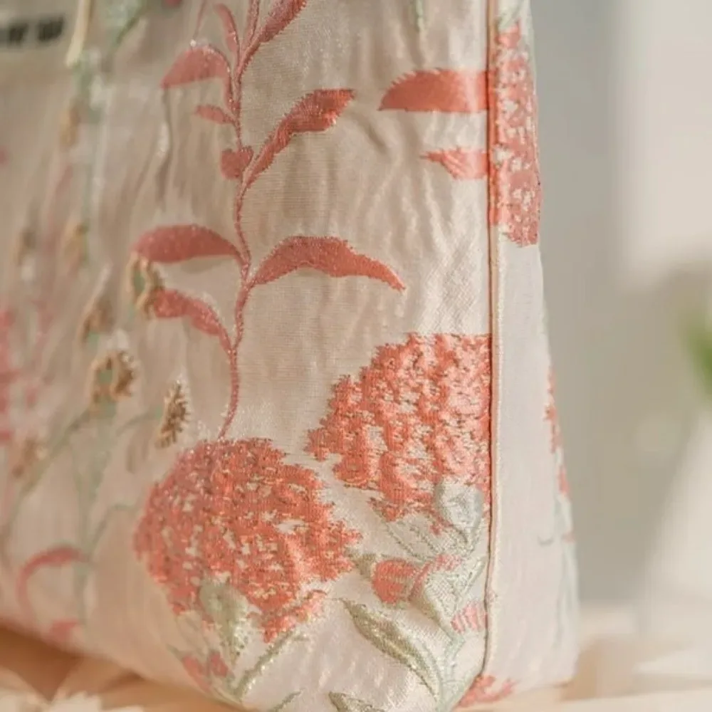 sac de maquillage de grande capacité à la mode, sac cosmétique brodé de fleurs couleur crème, sac de rangement pour articles de toilette et soins de la peau avec fermeture éclair pour femmes