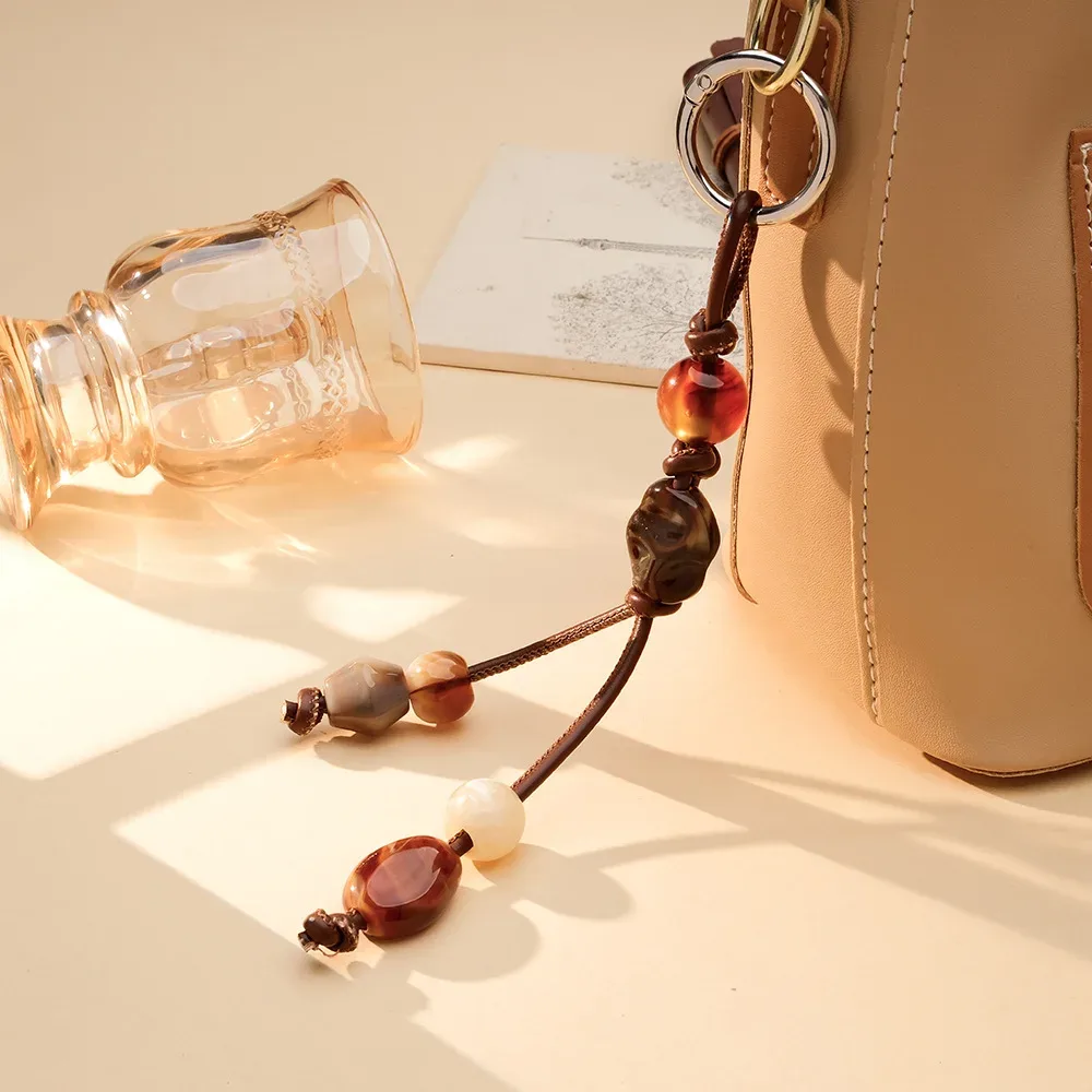 Porte-clés vintage en résine avec cordon en cuir pour homme et femme, accessoire rétro pour sac à dos, cadeau pour usage quotidien et voyage