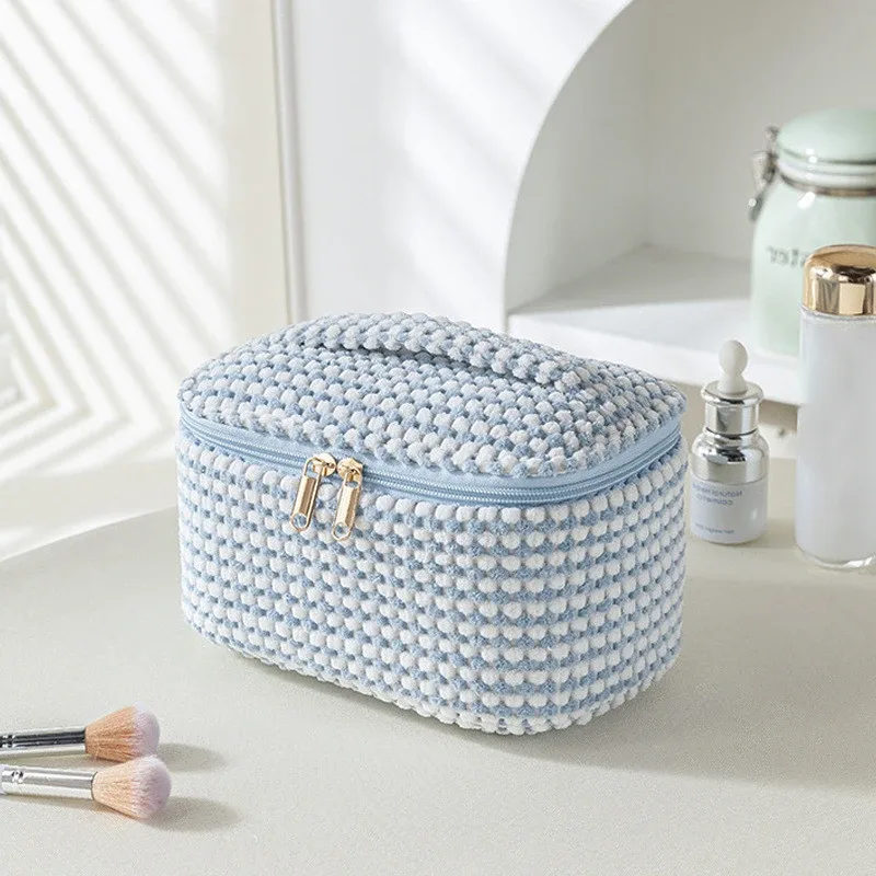 pochette cosmétique moelleuse personnalisée, idéale pour organiser les voyages et les articles de toilette quotidiens, un choix de cadeaux doux pour la fête des mères