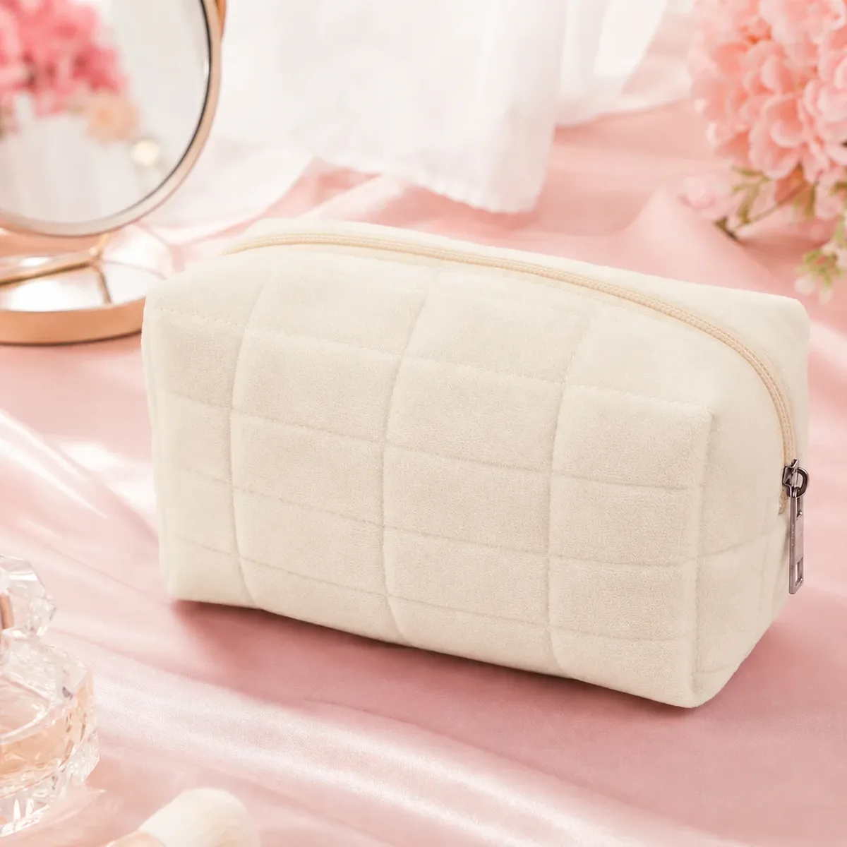 sac de maquillage matelassé en peluche douce, grande capacité, pochette cosmétique portable à fermeture éclair, sac de rangement pour articles de toilette et de soin de la peau pour voyage.
