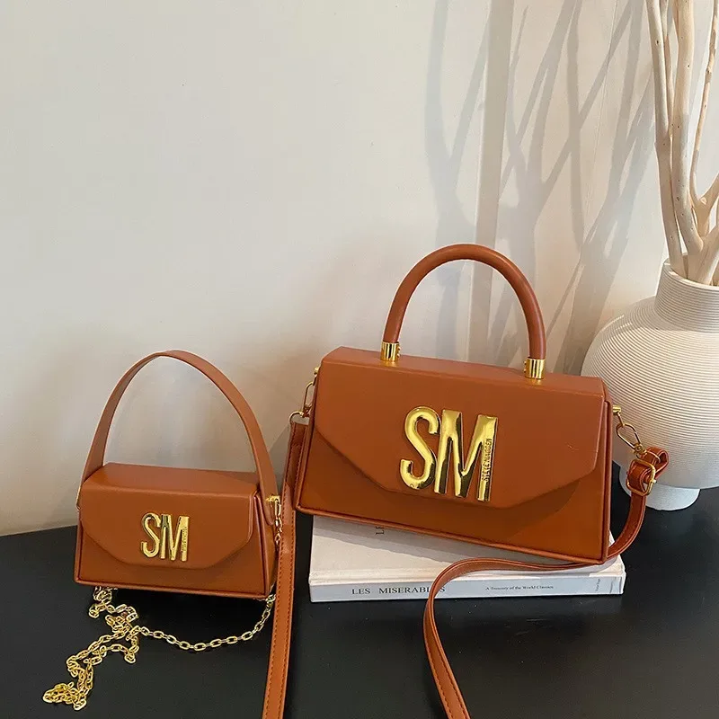 sac carré à main steve madden à texture haut de gamme, sac à bandoulière tendance avec combinaison de tailles, sac boîte à porter en bandoulière pour les trajets quotidiens.