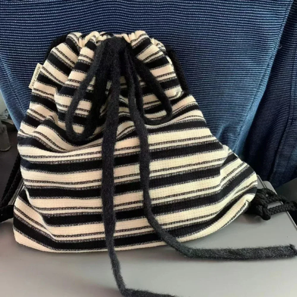 sac à dos rayé de loisirs de haute qualité, contrastant, souple, avec cordon de serrage, simple, blanc et noir, pour les trajets quotidiens et les étudiants