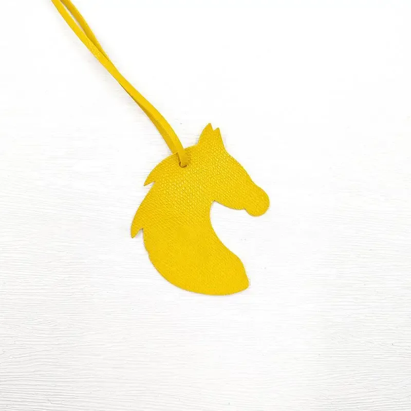breloque de sac en cuir en forme de tête de cheval avec un design mignon et une finition soignée, parfaite pour décorer les sacs à main, les sacs à dos et les clés