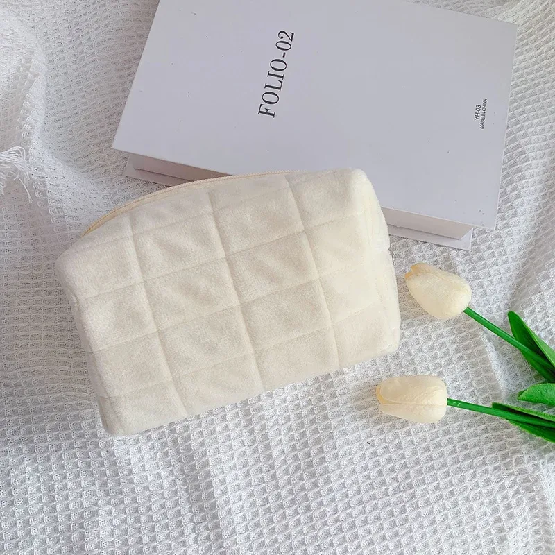 sac de maquillage en peluche mignon pour femmes, petit sac cosmétique portable de voyage, trousse de toilette unie avec fermeture éclair, pochette de rangement pour articles de toilette