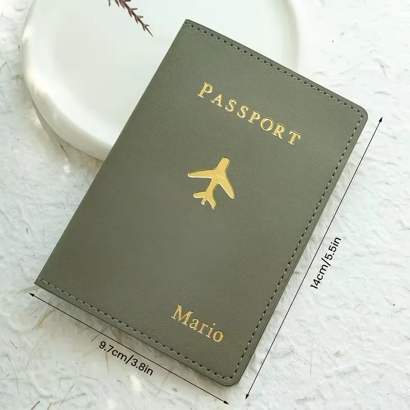 porte-passeport personnalisé avec estampage à chaud et monogramme, cet élégant accessoire de voyage est un document fait main